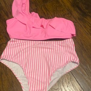 Pink two piece high rise swim suit. Never worn no flaws.size medium.